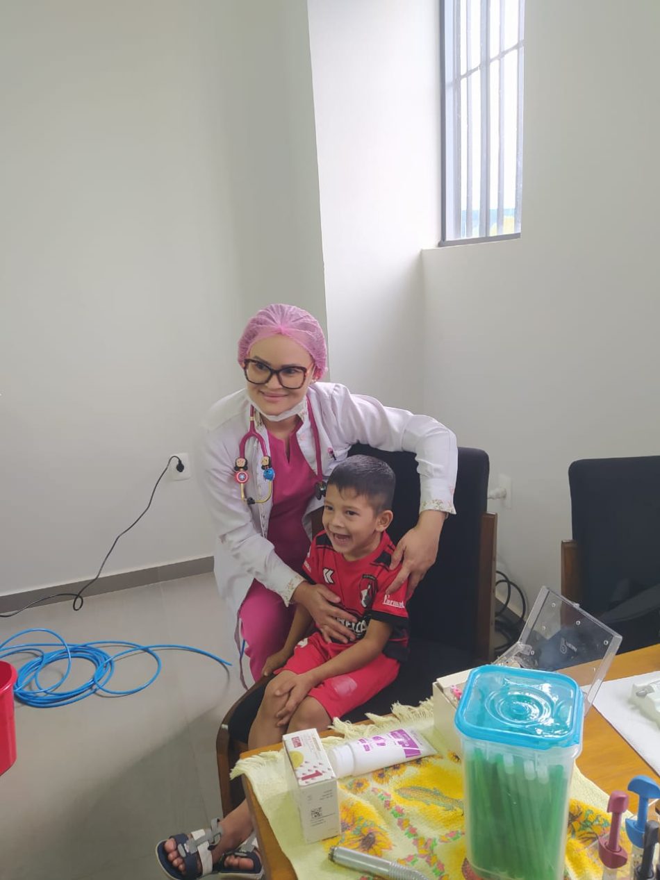 Niño feliz junto a su odontóloga