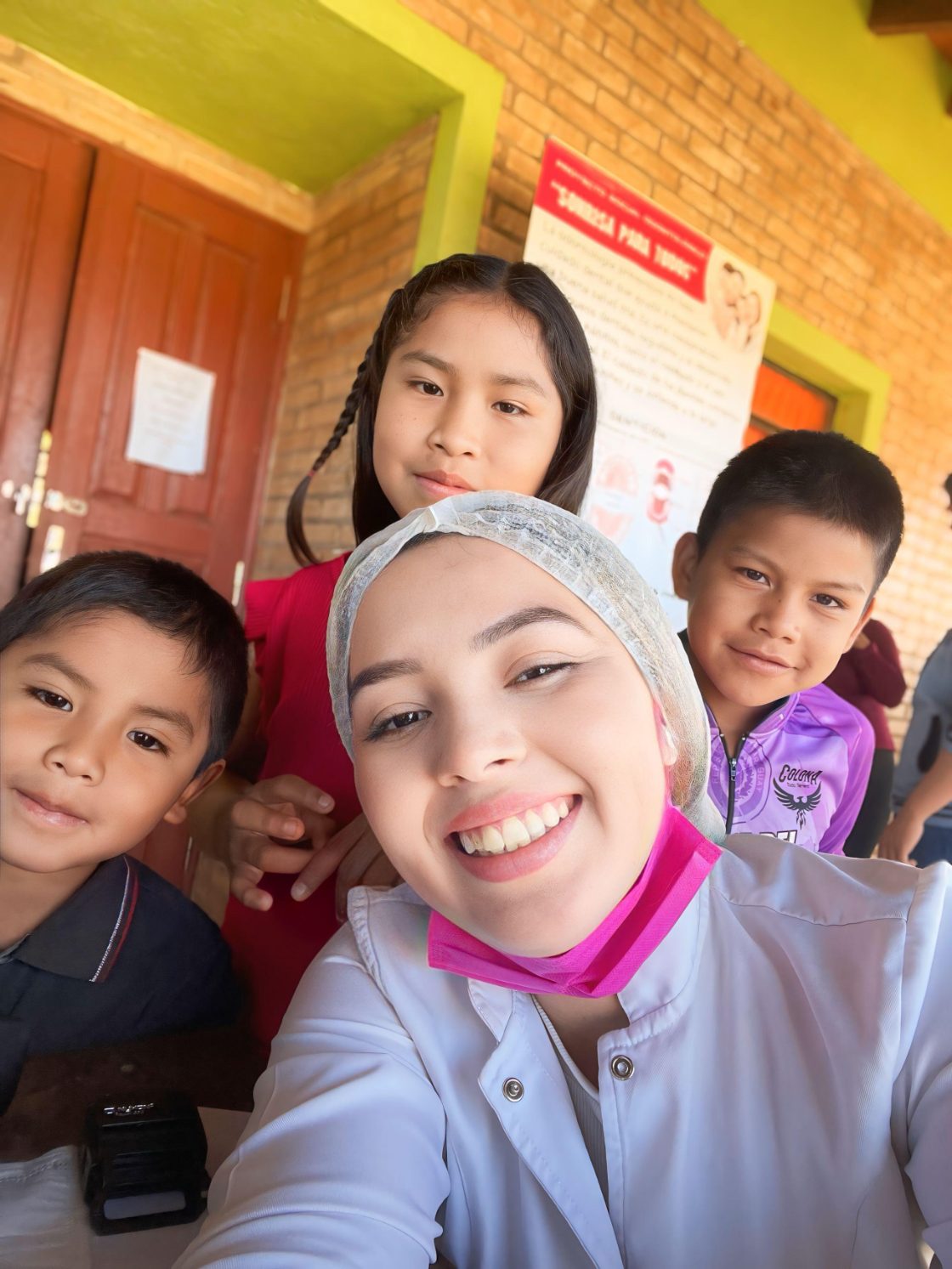 Equipo de Sonrisa para Todos junto a niños sonrientes