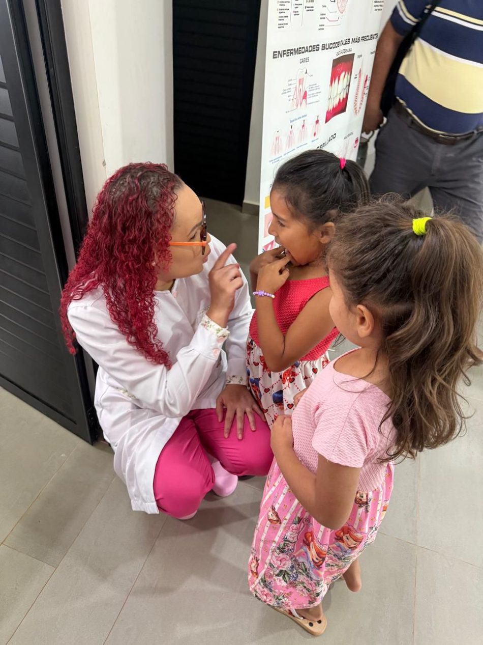 Enseñando a dos niñas a cuidar sus dientes